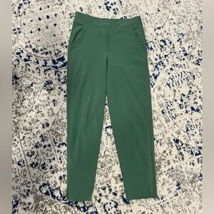 Athleta pullon cropped pants. Size 4, green
